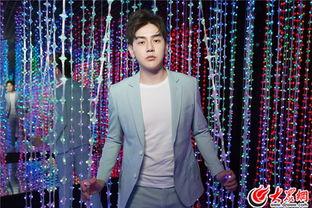 邱赫南 的家庭背景,出身名门，家族荣耀与个人奋斗的交织