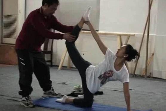 男明星被压腿,这才是真正的健身达人！